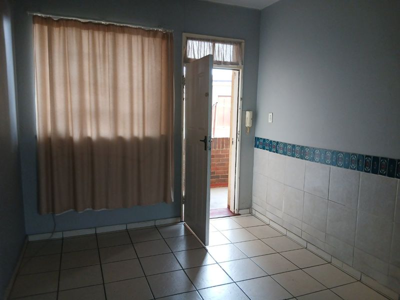 SPACIOUS GROUND FLOOR UNIT - Photo 4