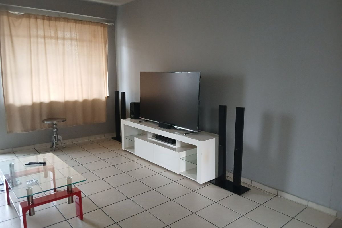 SPACIOUS GROUND FLOOR UNIT - Photo 3