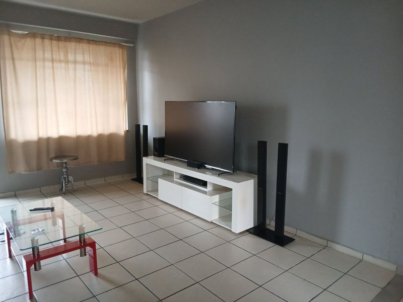 SPACIOUS GROUND FLOOR UNIT - Photo 3