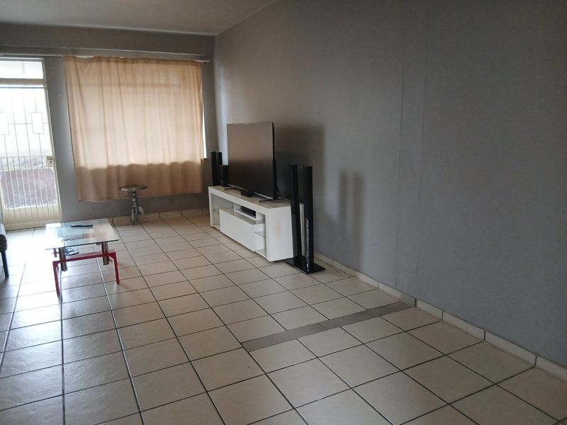 SPACIOUS GROUND FLOOR UNIT - Photo 2