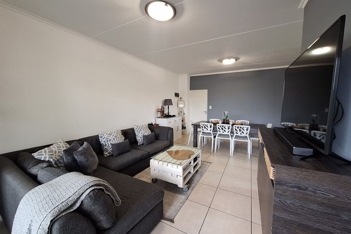 Stunning 3 Bedroom Townhouse for Sale in Greenstone - Photo 4