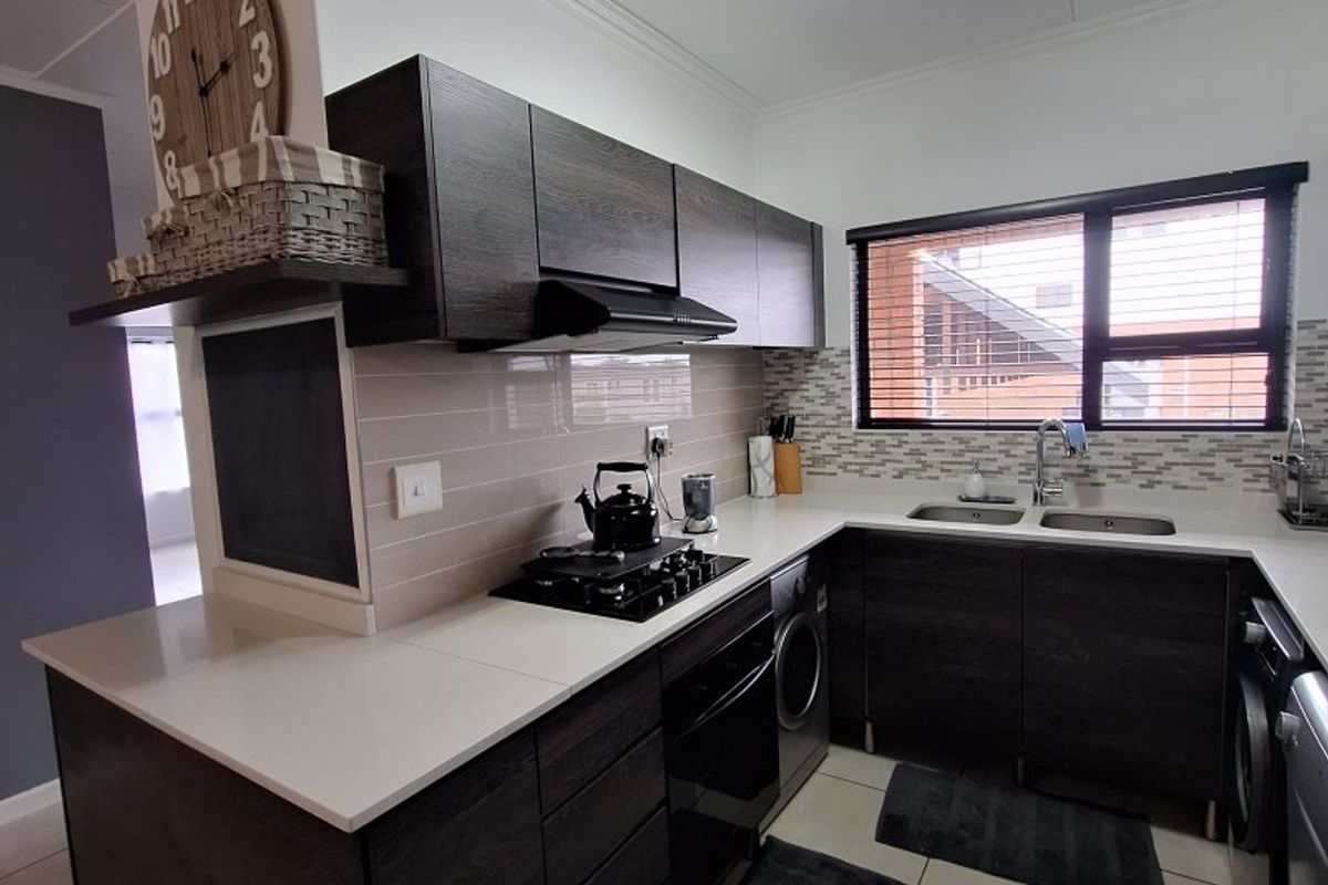 Stunning 3 Bedroom Townhouse for Sale in Greenstone - Photo 5