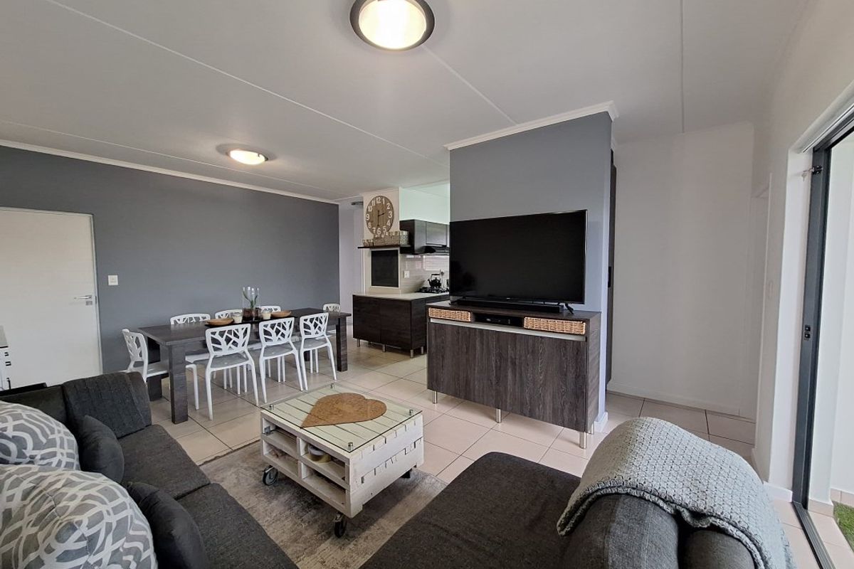 Stunning 3 Bedroom Townhouse for Sale in Greenstone - Photo 2
