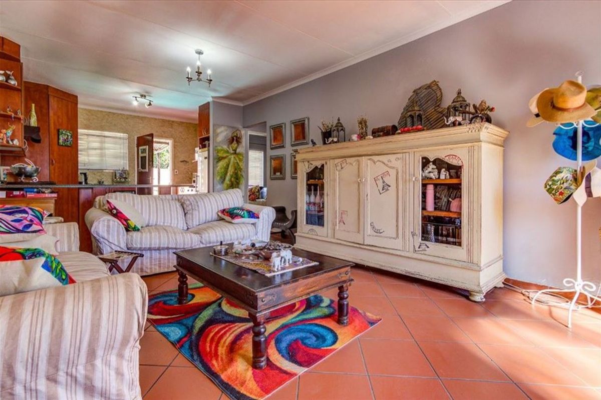 Beautiful Family Home with Pool and Modern Comforts - Photo 2