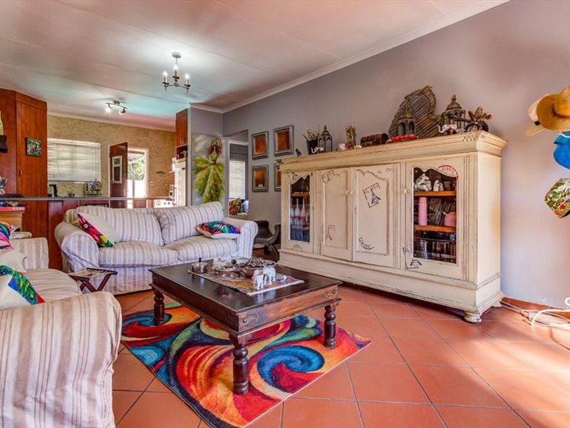 Beautiful Family Home with Pool and Modern Comforts - Photo 2