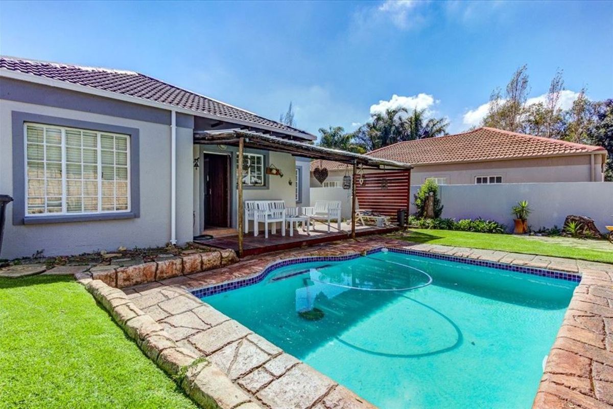 Beautiful Family Home with Pool and Modern Comforts - Photo 3