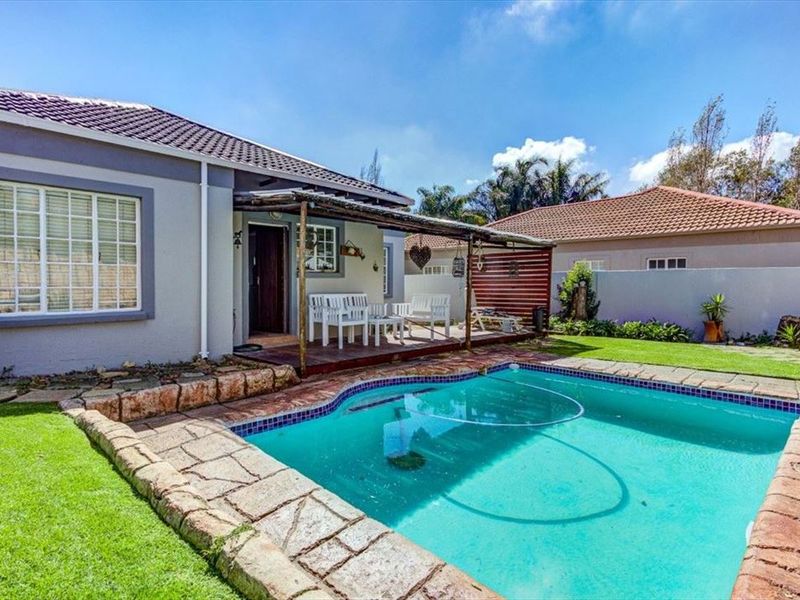 Beautiful Family Home with Pool and Modern Comforts - Photo 3