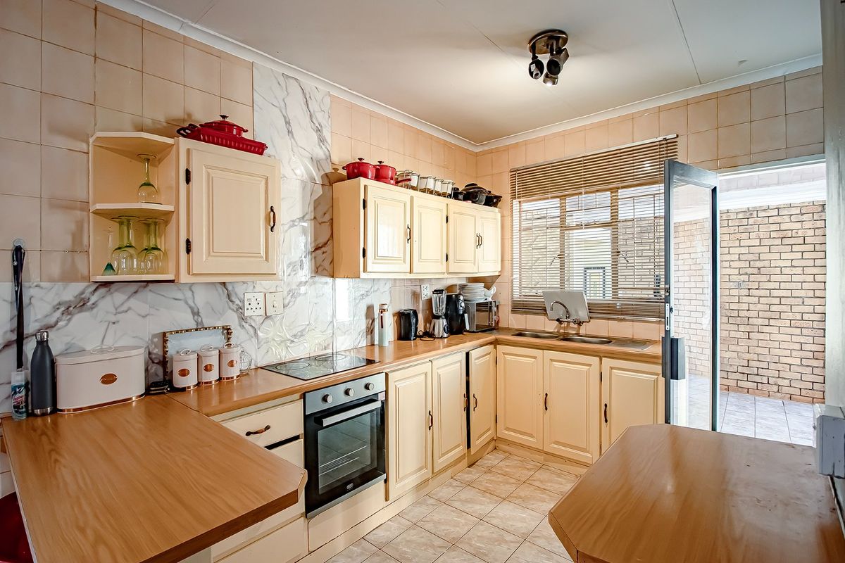 Spacious Family Living In Sinoville - Photo 4