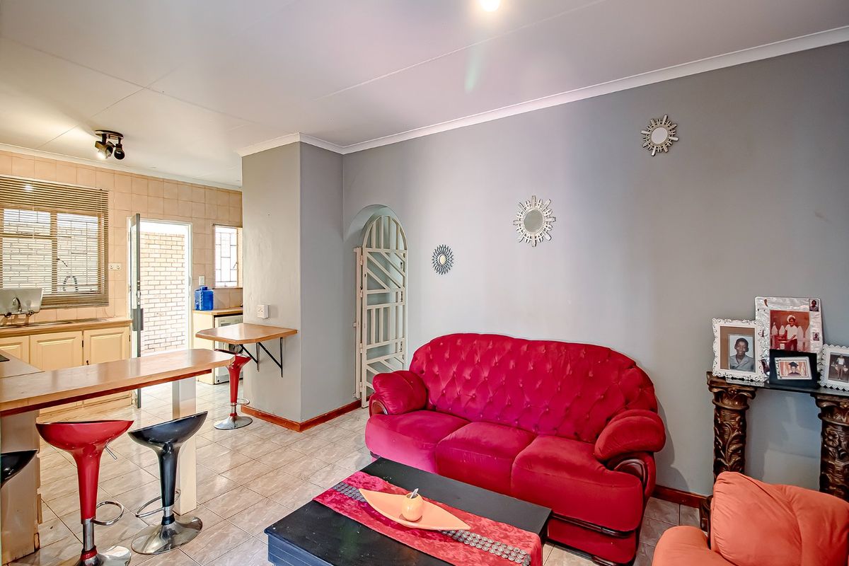 Spacious Family Living In Sinoville - Photo 5