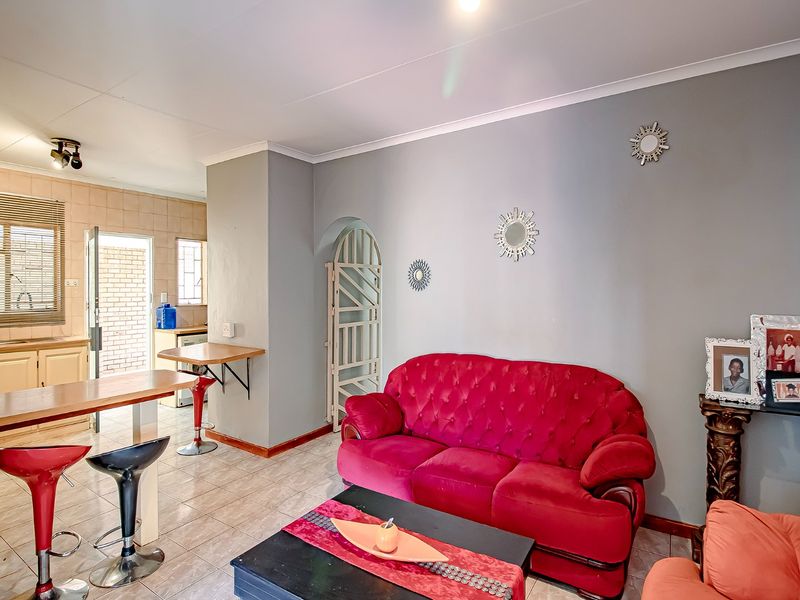 Spacious Family Living In Sinoville - Photo 5