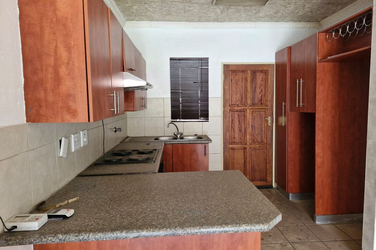 Spacious 2-Bedroom Ground Floor Unit To Rent in Comet - Photo 2
