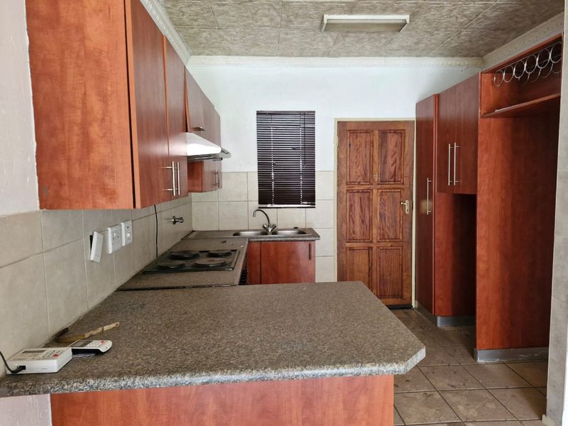 Spacious 2-Bedroom Ground Floor Unit To Rent in Comet - Photo 2