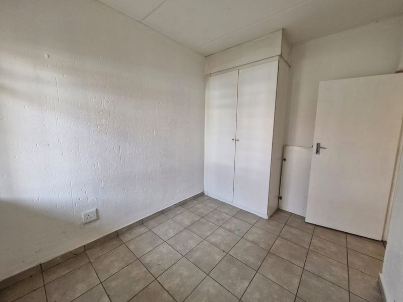 Spacious 2-Bedroom Ground Floor Unit To Rent in Comet - Photo 10