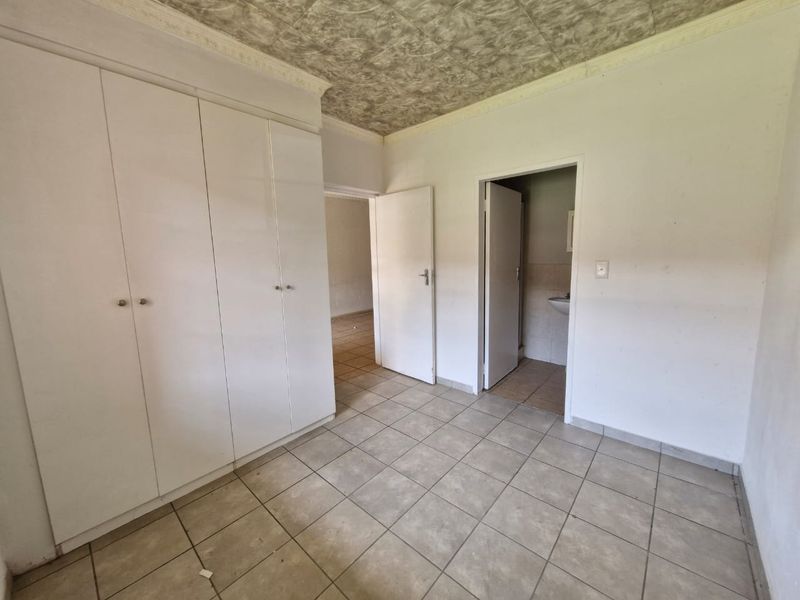 Spacious 2-Bedroom Ground Floor Unit To Rent in Comet - Photo 9