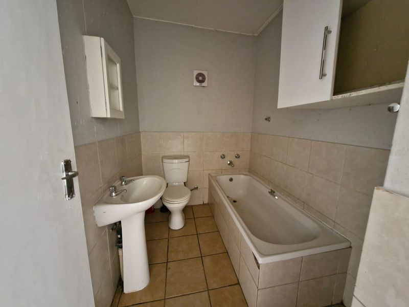 Spacious 2-Bedroom Ground Floor Unit To Rent in Comet - Photo 7