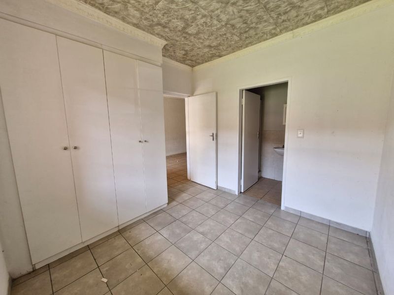 Spacious 2-Bedroom Ground Floor Unit To Rent in Comet - Photo 8