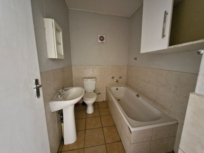 Spacious 2-Bedroom Ground Floor Unit To Rent in Comet - Photo 6