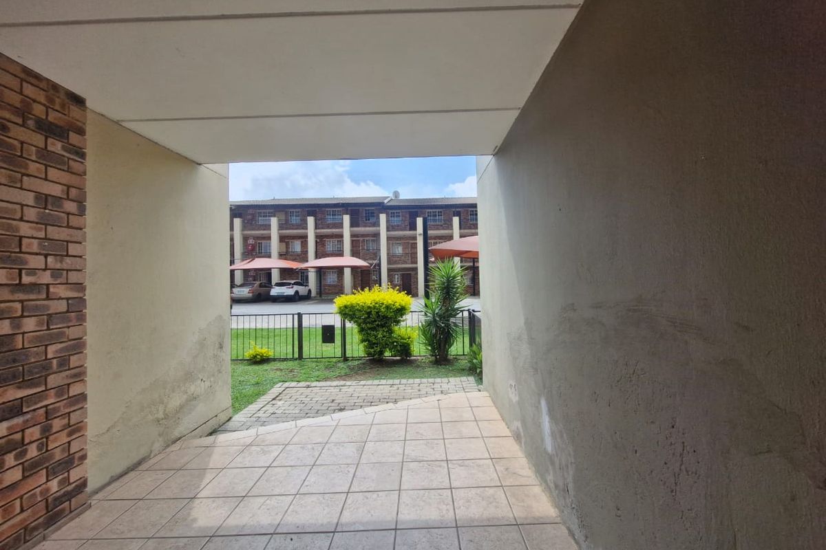 Spacious 2-Bedroom Ground Floor Unit To Rent in Comet - Photo 5