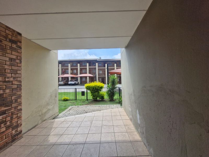 Spacious 2-Bedroom Ground Floor Unit To Rent in Comet - Photo 5