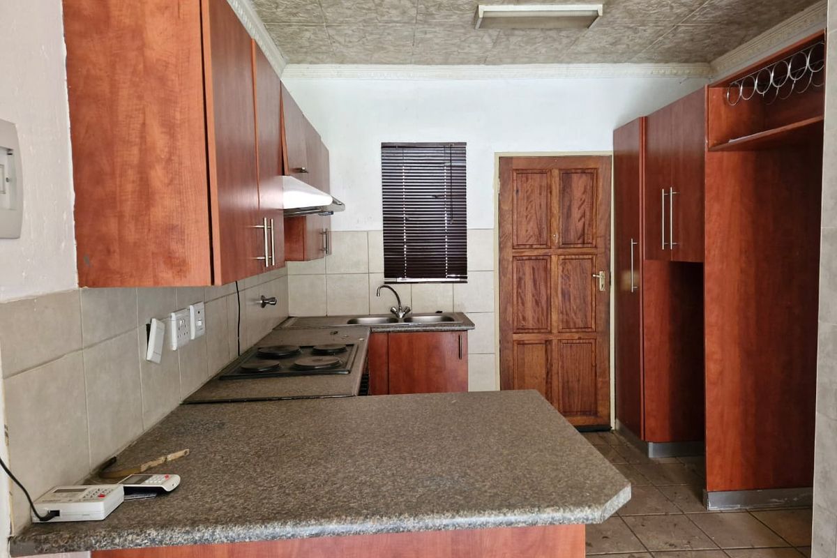 Spacious 2-Bedroom Ground Floor Unit To Rent in Comet - Photo 3