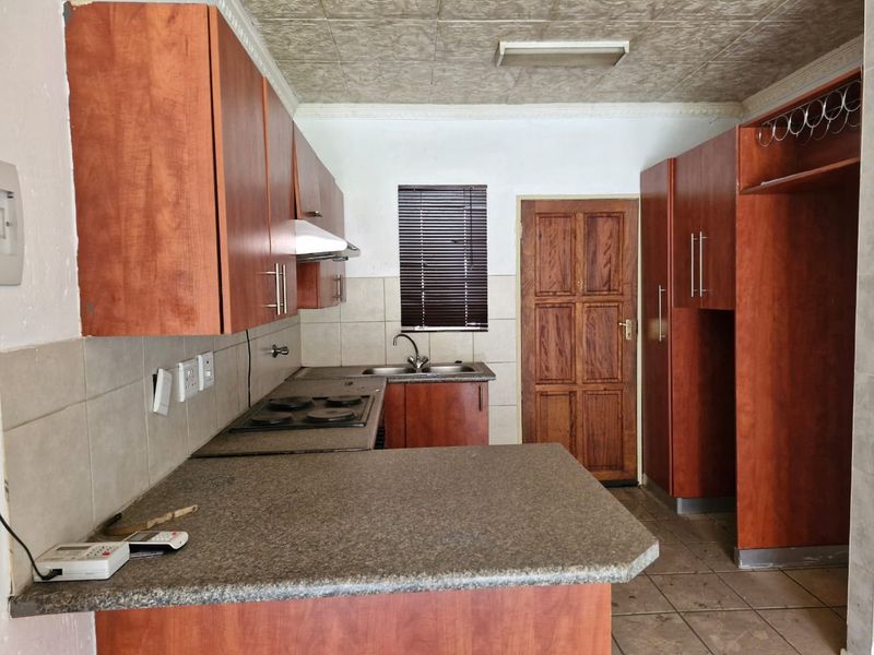 Spacious 2-Bedroom Ground Floor Unit To Rent in Comet - Photo 3