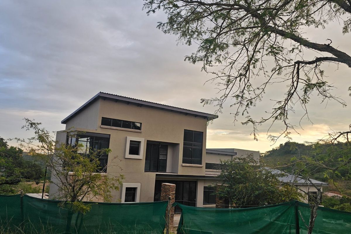 Large Family Home In the Heart of The Wild Fig Country Estate  - Photo 5