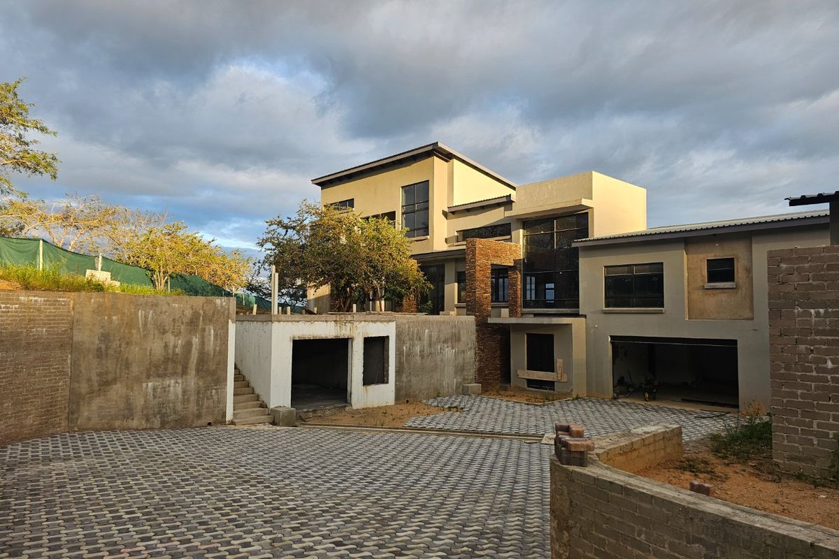 Large Family Home In the Heart of The Wild Fig Country Estate  - Photo 4
