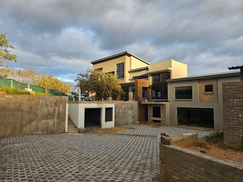 Large Family Home In the Heart of The Wild Fig Country Estate  - Photo 4