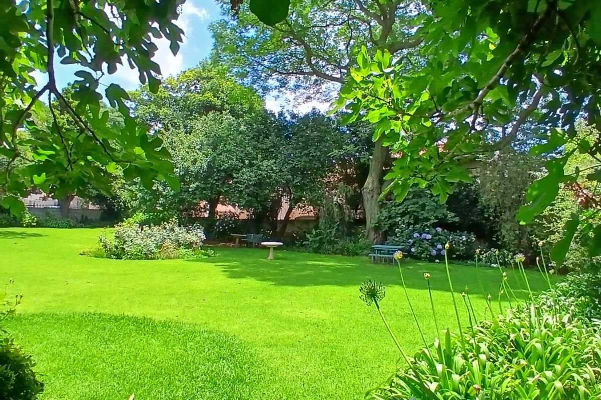 Cosy, stunning Fully Furnished-North Facing Private Garden Apartment in this sought out complex- Very Spacious 3x bed 2x bath -Jacuzzi-Gas Geyser- Corner Unit- Ready for Occupation Bring your luggage and family. - Photo 3