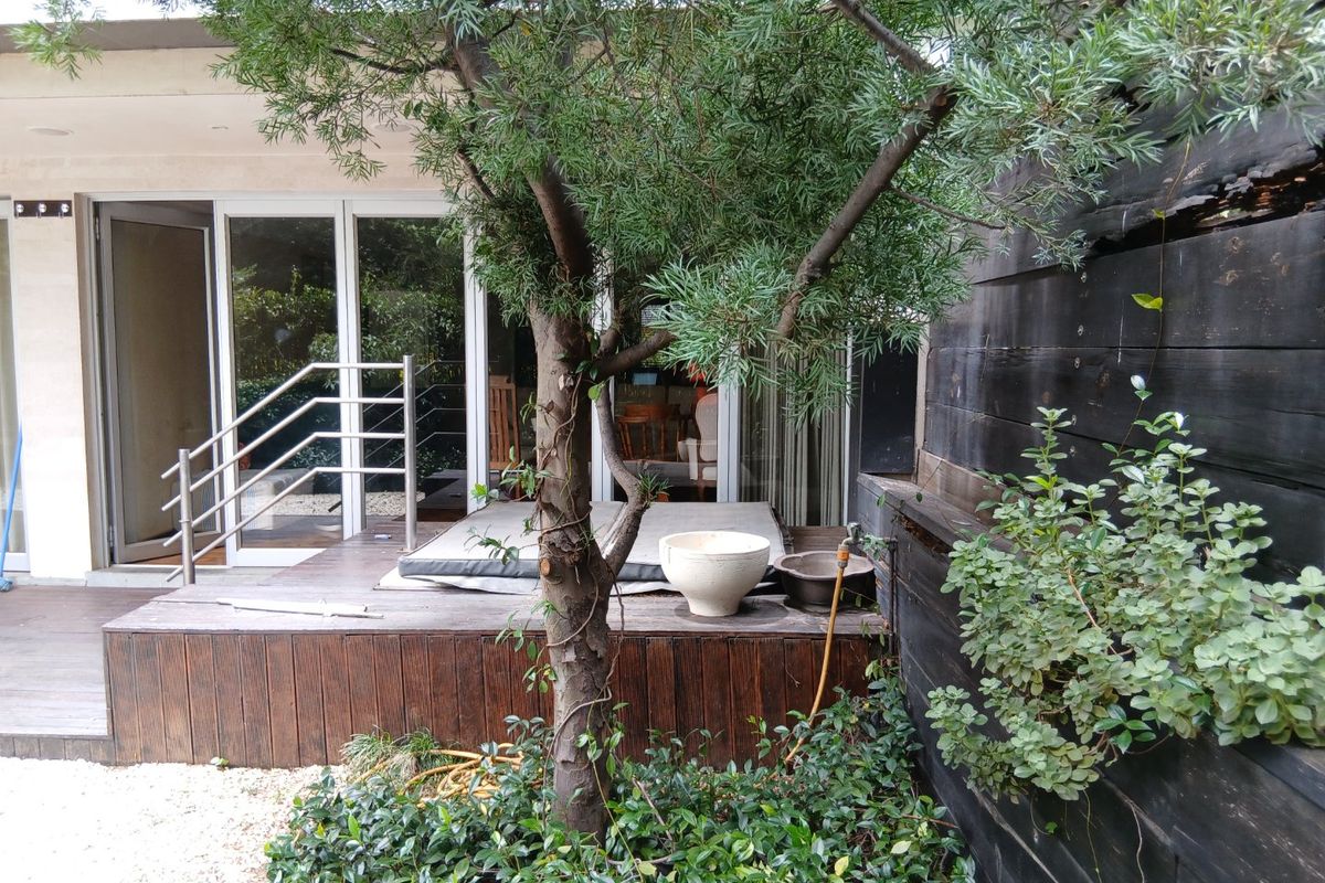 Cosy, stunning Fully Furnished-North Facing Private Garden Apartment in this sought out complex- Very Spacious 3x bed 2x bath -Jacuzzi-Gas Geyser- Corner Unit- Ready for Occupation Bring your luggage and family. - Photo 2