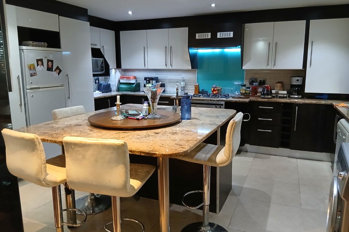 Cosy, stunning Fully Furnished-North Facing Private Garden Apartment in this sought out complex- Very Spacious 3x bed 2x bath -Jacuzzi-Gas Geyser- Corner Unit- Ready for Occupation Bring your luggage and family. - Photo 4