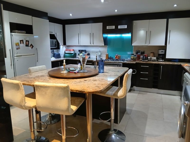 Cosy, stunning Fully Furnished-North Facing Private Garden Apartment in this sought out complex- Very Spacious 3x bed 2x bath -Jacuzzi-Gas Geyser- Corner Unit- Ready for Occupation Bring your luggage and family. - Photo 4