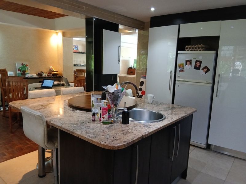 Cosy, stunning Fully Furnished-North Facing Private Garden Apartment in this sought out complex- Very Spacious 3x bed 2x bath -Jacuzzi-Gas Geyser- Corner Unit- Ready for Occupation Bring your luggage and family. - Photo 8