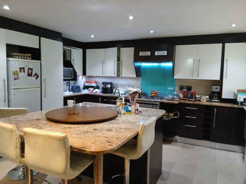 Cosy, stunning Fully Furnished-North Facing Private Garden Apartment in this sought out complex- Very Spacious 3x bed 2x bath -Jacuzzi-Gas Geyser- Corner Unit- Ready for Occupation Bring your luggage and family. - Photo 7