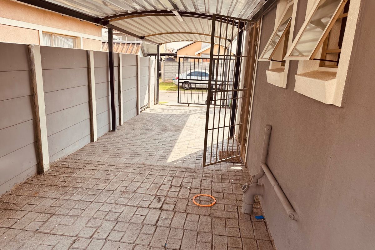 Lovely 3 Bedroom House For Sale.  - Photo 2