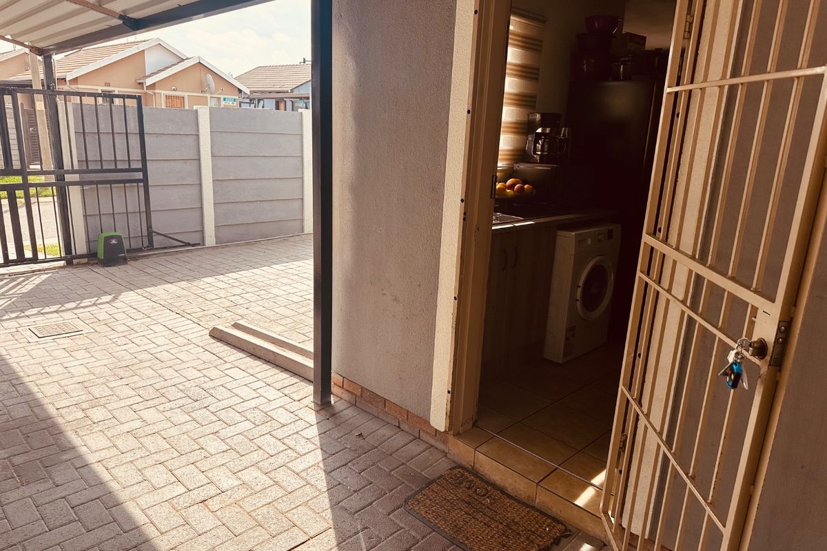 Lovely 3 Bedroom House For Sale.  - Photo 3