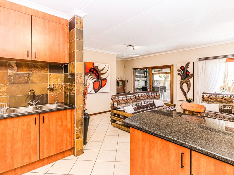 Life Style Of Choice - 2 Bed - 2 And A Half Bathroom Villa  - Photo 9