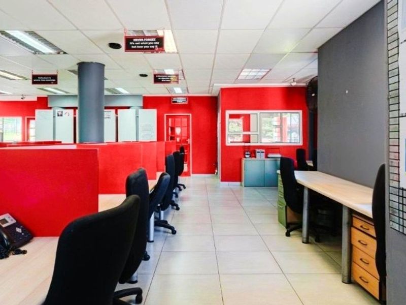 Prime Commercial Property – Glenvista - Photo 10