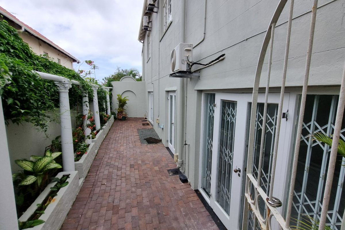 To let, Elegant Morningside Family Home with Pool - Photo 5