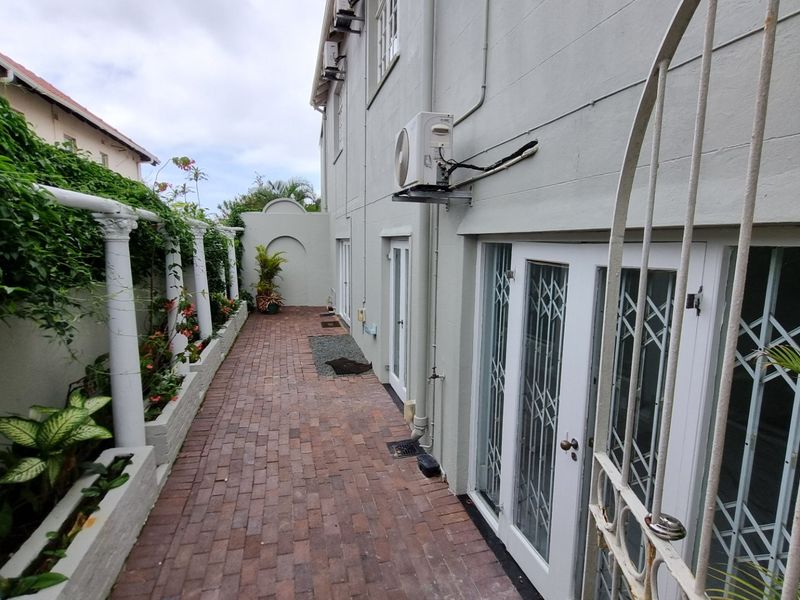 To let, Elegant Morningside Family Home with Pool - Photo 5