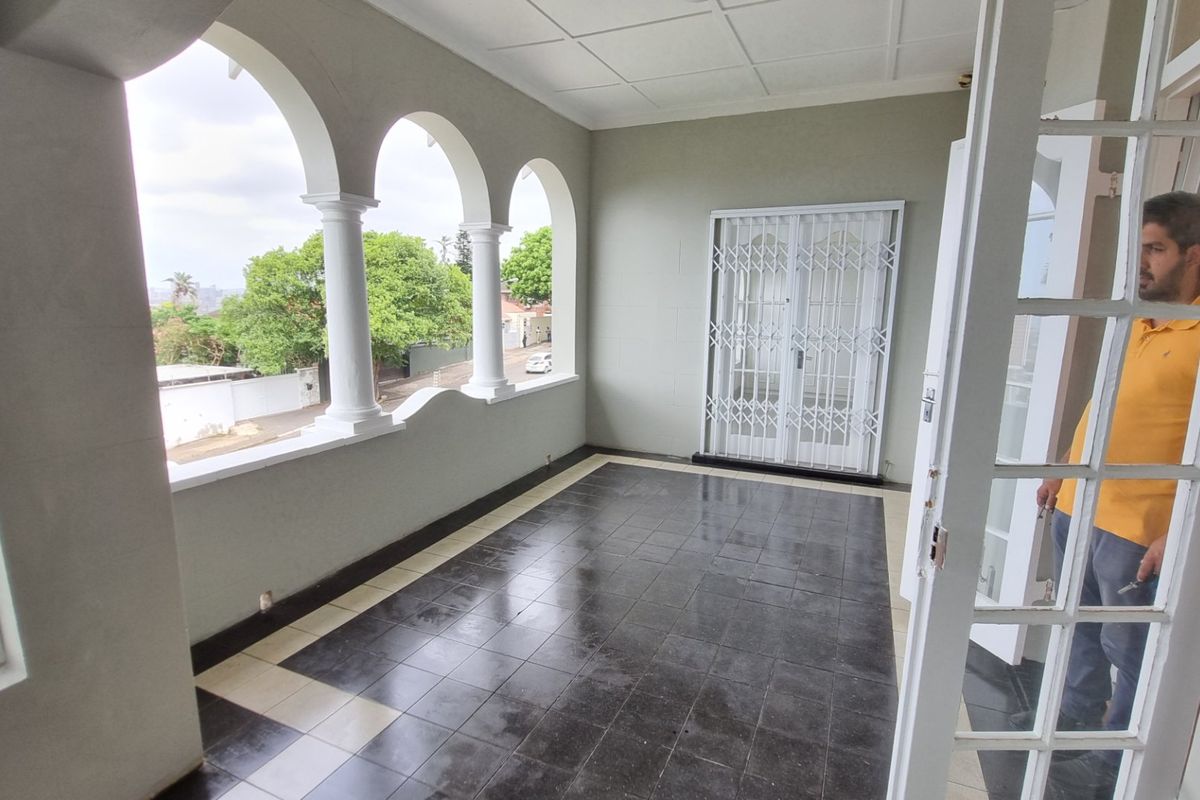 To let, Elegant Morningside Family Home with Pool - Photo 3