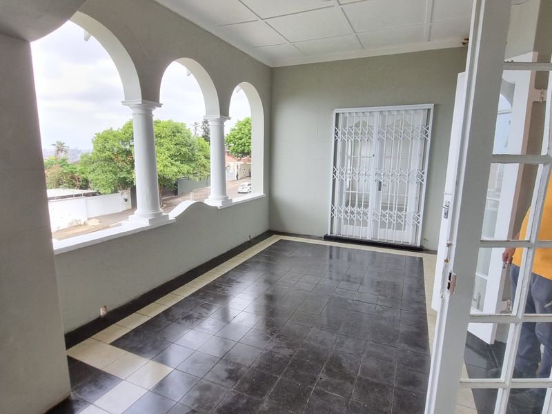To let, Elegant Morningside Family Home with Pool - Photo 3