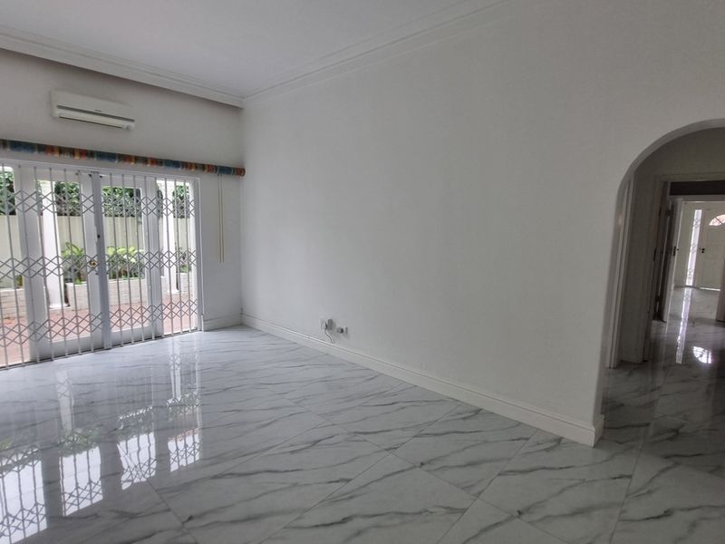 To let, Elegant Morningside Family Home with Pool - Photo 10