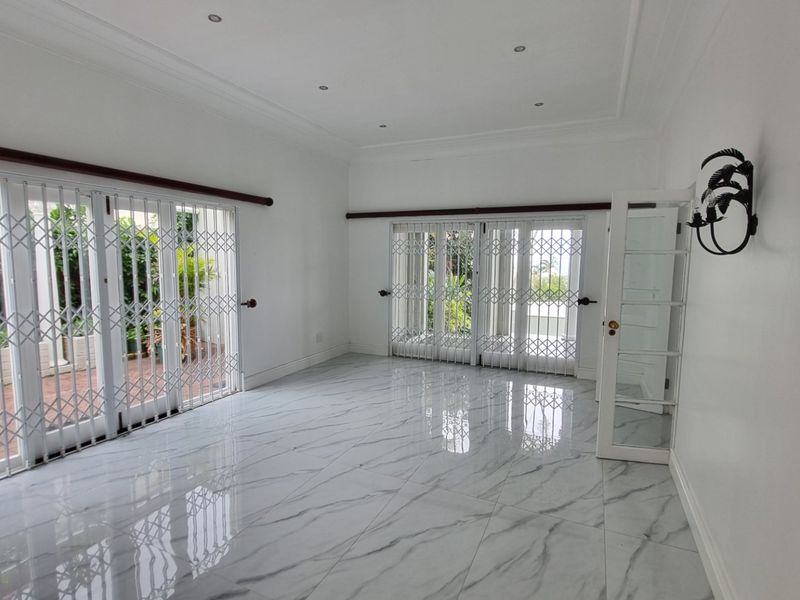 To let, Elegant Morningside Family Home with Pool - Photo 9