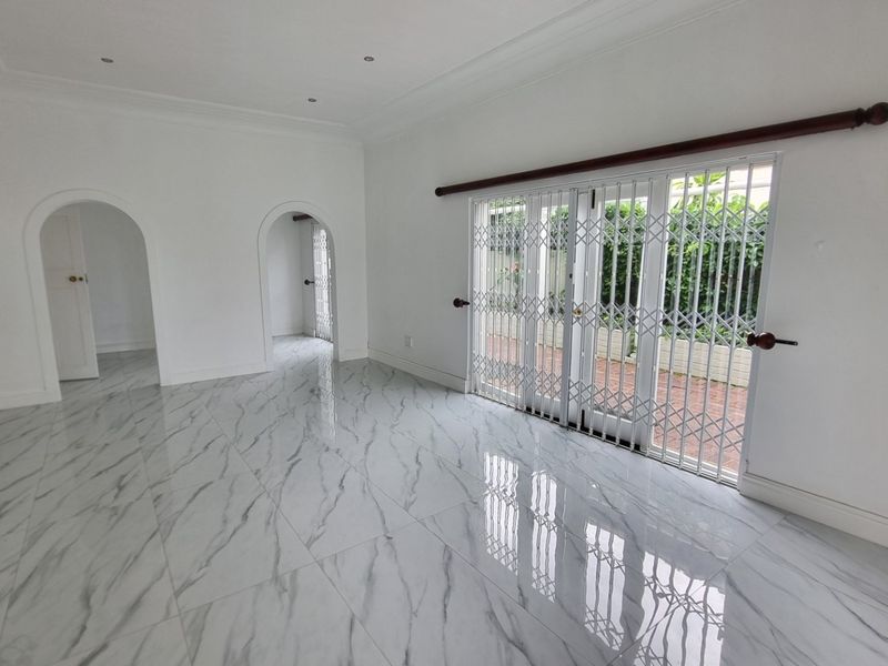 To let, Elegant Morningside Family Home with Pool - Photo 8