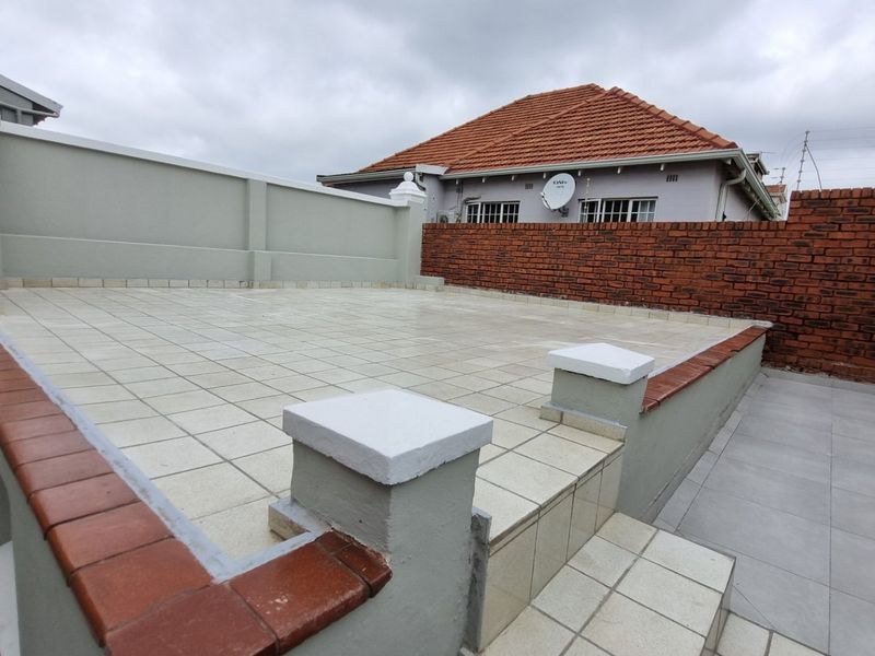 To let, Elegant Morningside Family Home with Pool - Photo 7