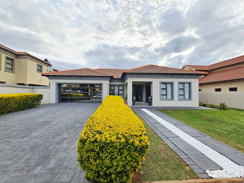 A Beautiful and Modern 4 Bedroom 3 Bathroom House for rent in Monavoni - Photo 1