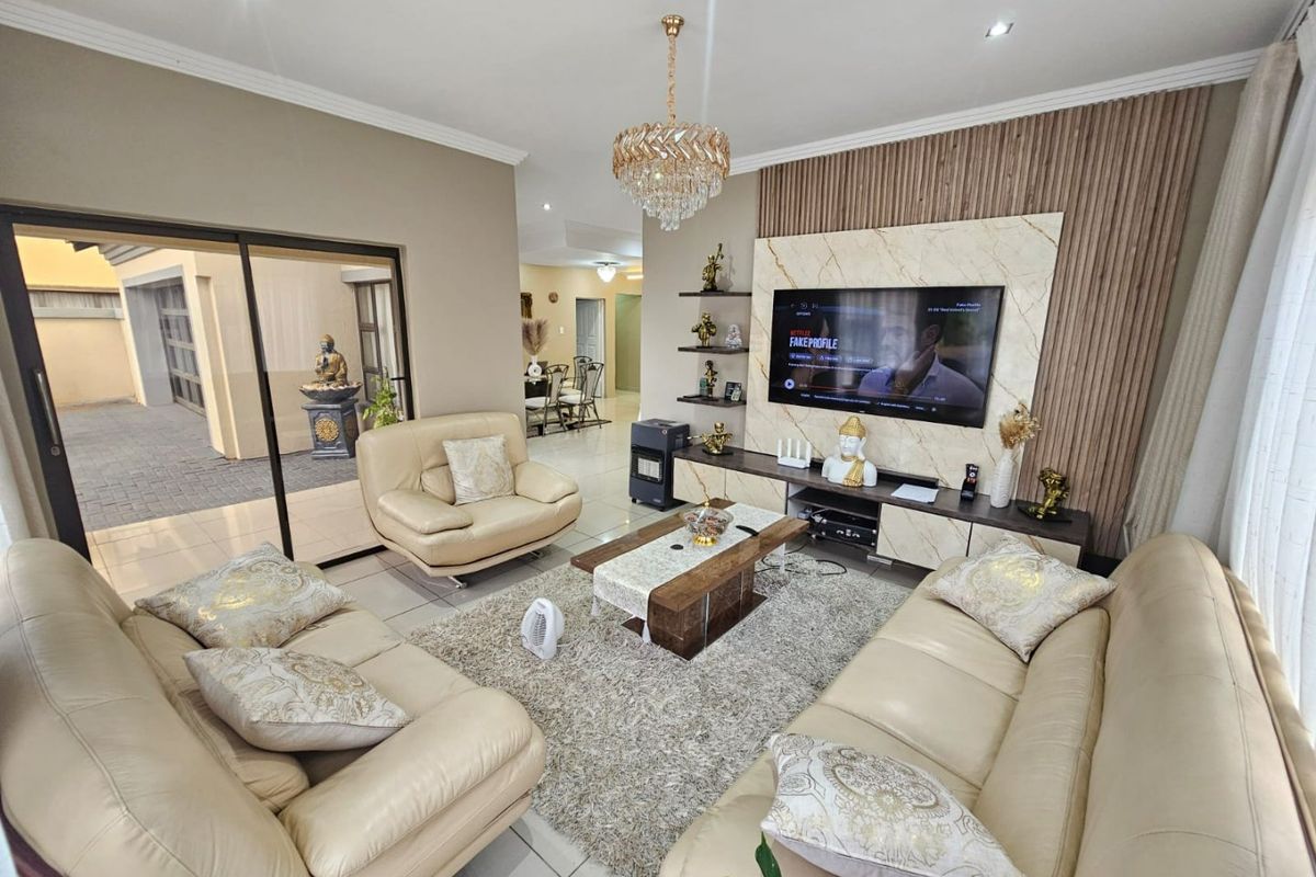 A Beautiful and Modern 4 Bedroom 3 Bathroom House for rent in Monavoni - Photo 4