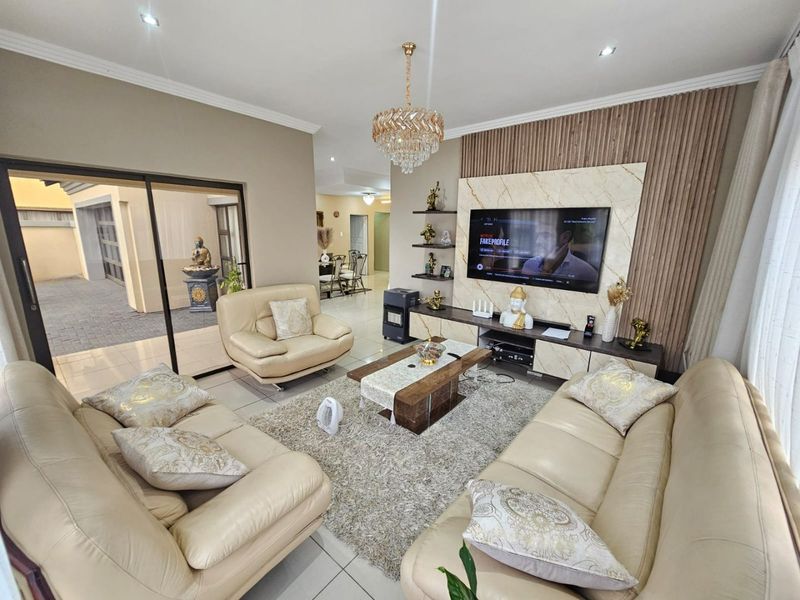 A Beautiful and Modern 4 Bedroom 3 Bathroom House for rent in Monavoni - Photo 4