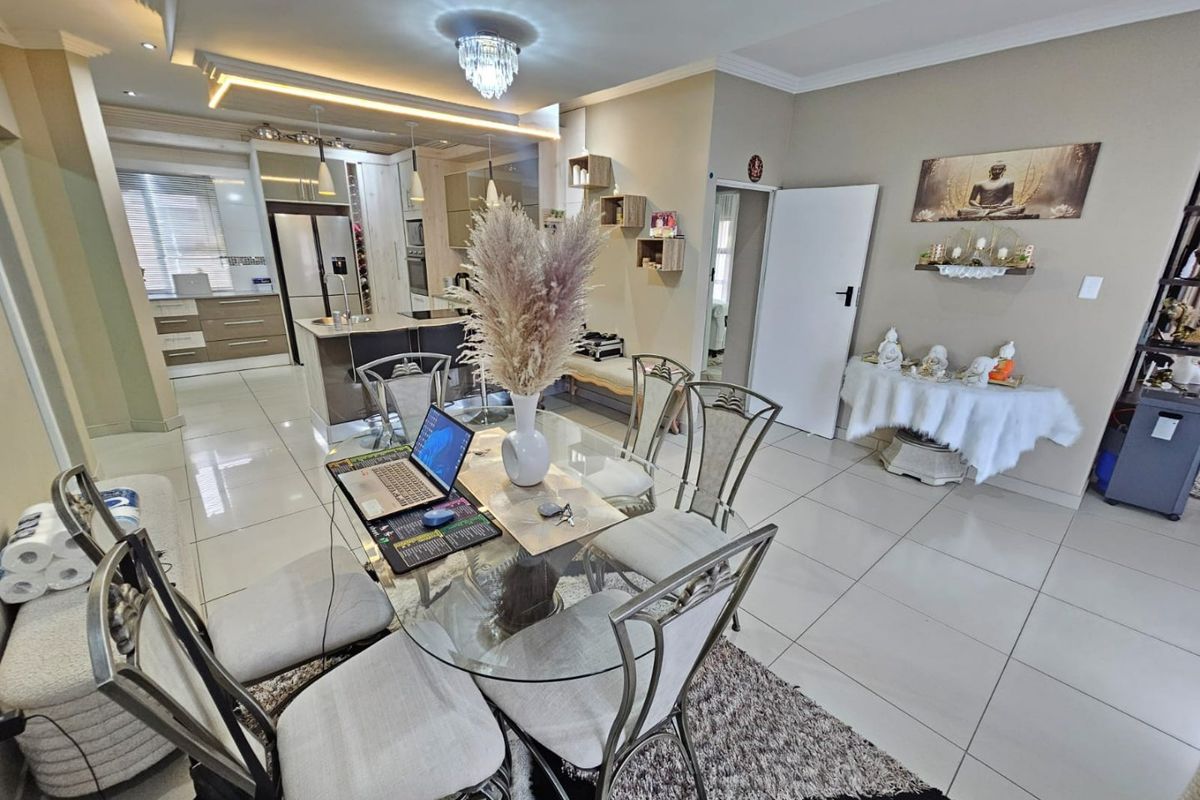 A Beautiful and Modern 4 Bedroom 3 Bathroom House for rent in Monavoni - Photo 2